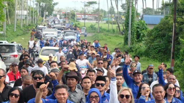 Ribuan kader mengantar pendaftaran Bacaleg Partai Demokrat Kabupaten Boltim ke KPU pada Minggu (14/5/2023).